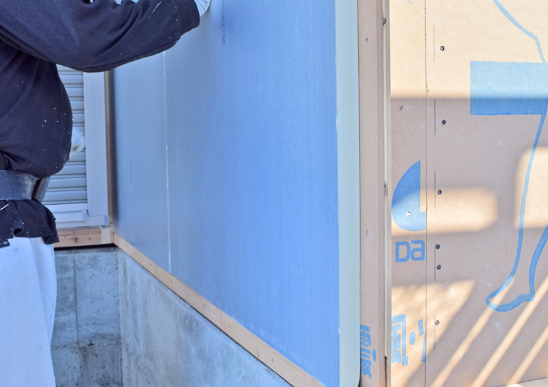 断熱性能を高める：板状の発泡系断熱材を建物の外壁の外側や屋根面に貼っていく方法。（外張り断熱）